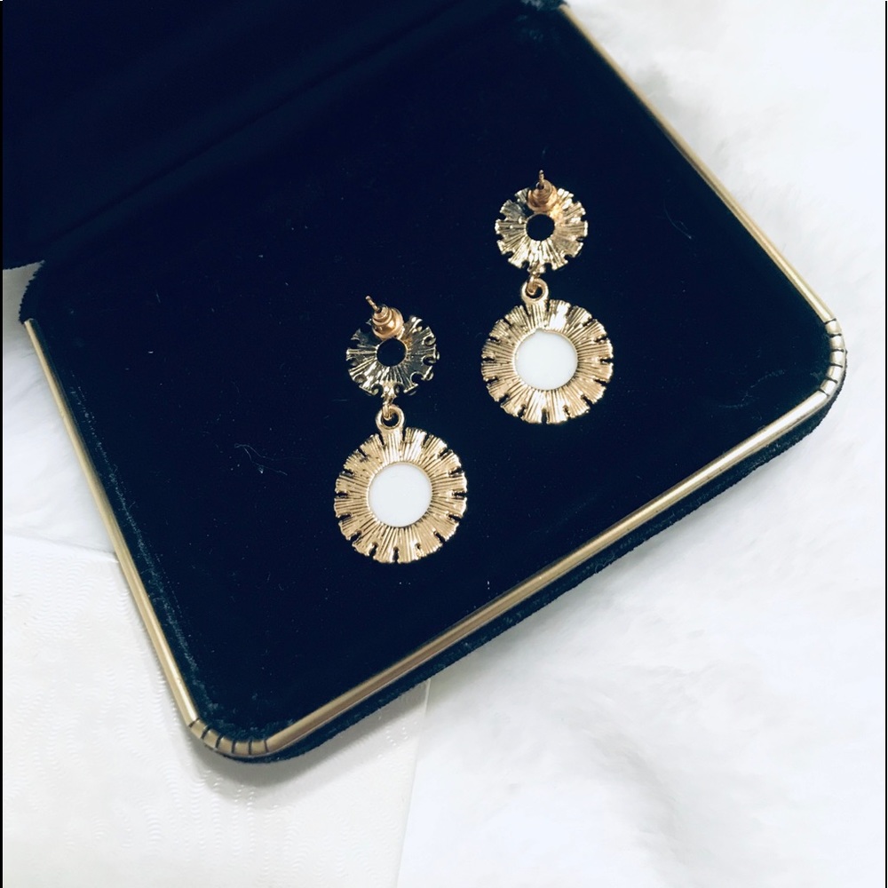 💕🖤Pretty Shiny Pearly Black•White•Gold Earrings - Picture 3 of 8